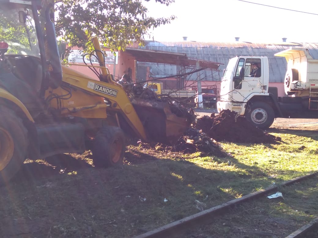 Concessionária Rumo atende reivindicação do Governo Municipal e realiza limpeza em torno da linha Férrea.